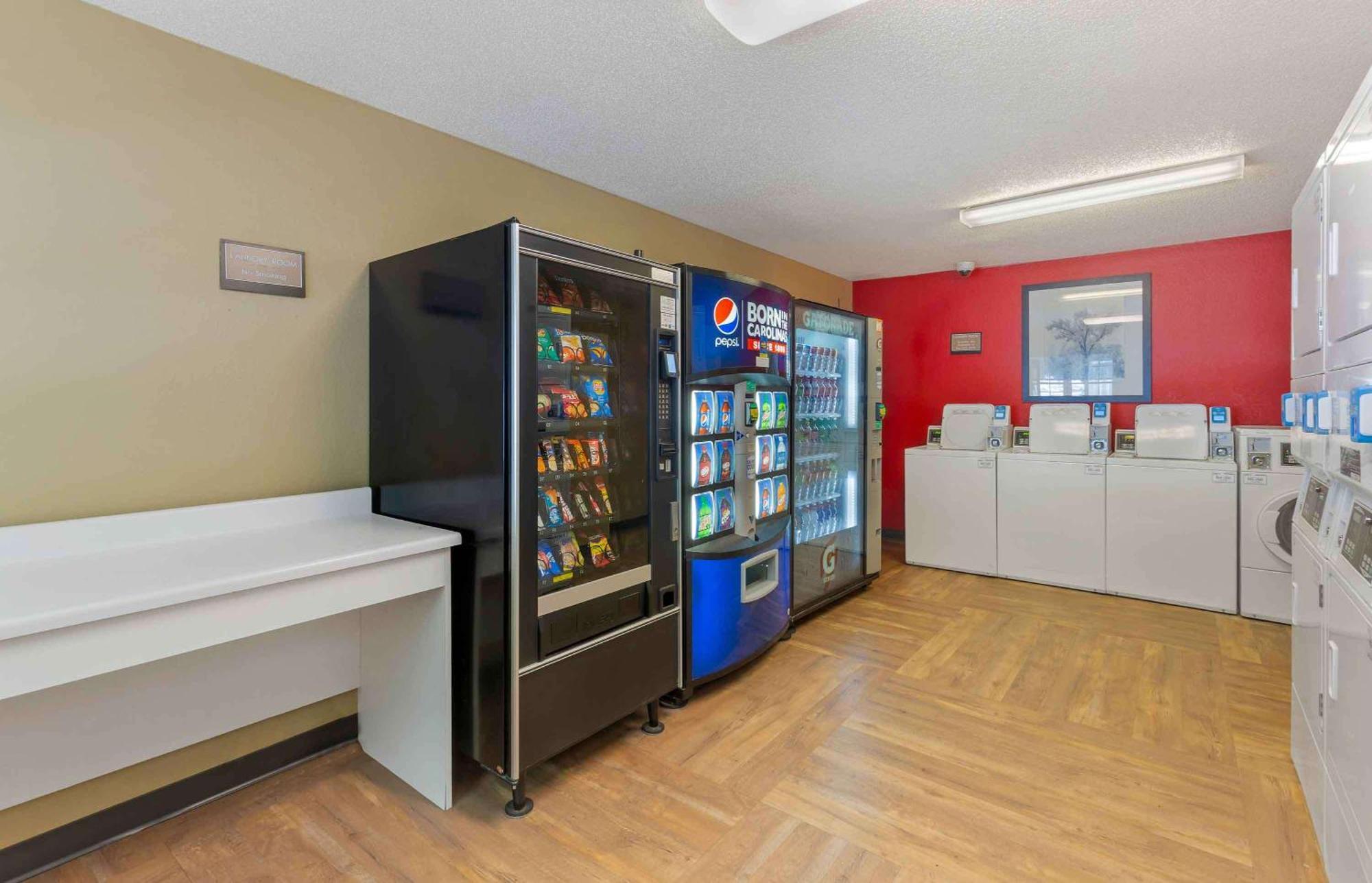 Extended Stay America Select Suites - Greensboro - Wendover Ave - Big Tree Way Extérieur photo