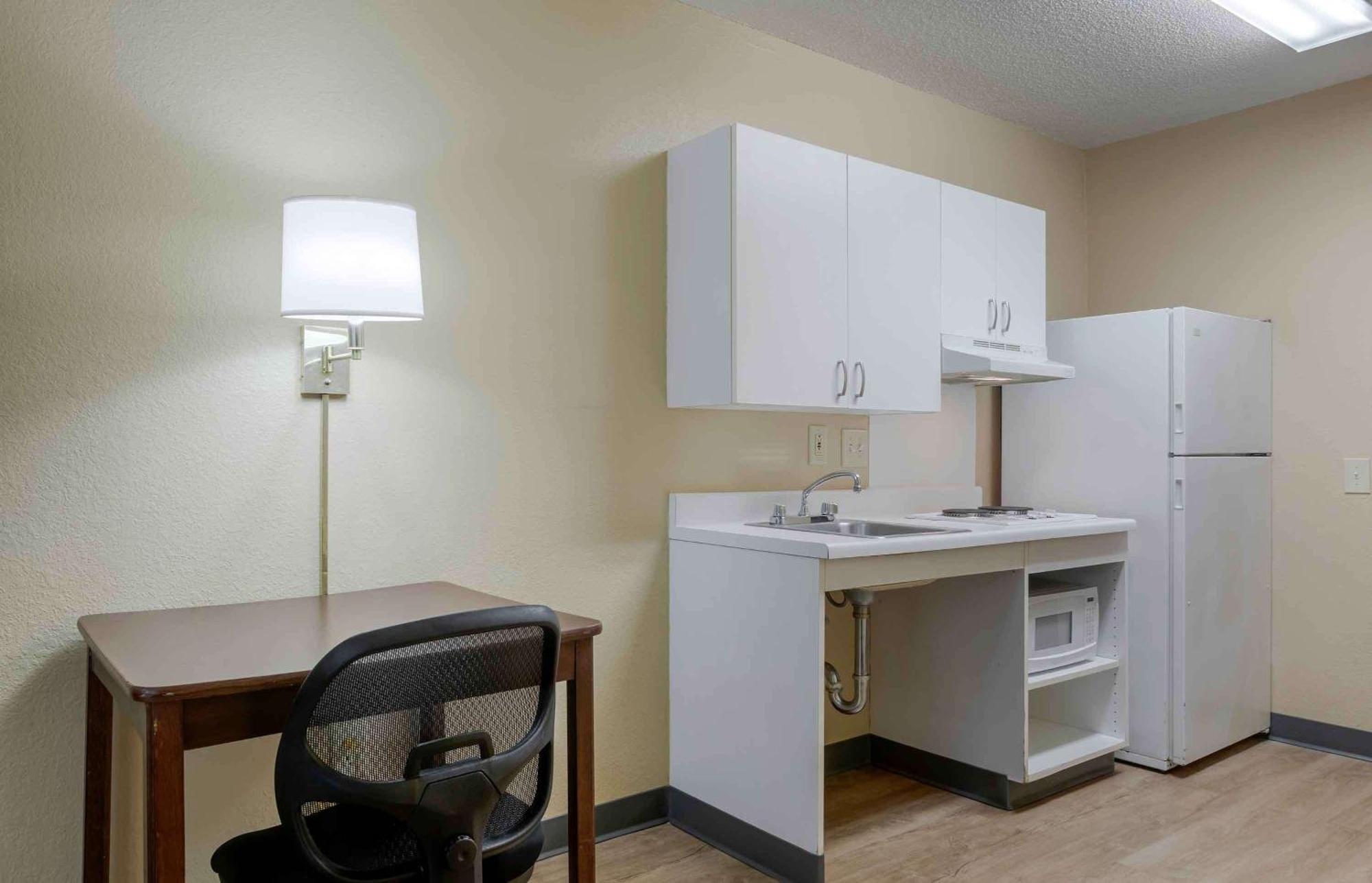 Extended Stay America Select Suites - Greensboro - Wendover Ave - Big Tree Way Extérieur photo