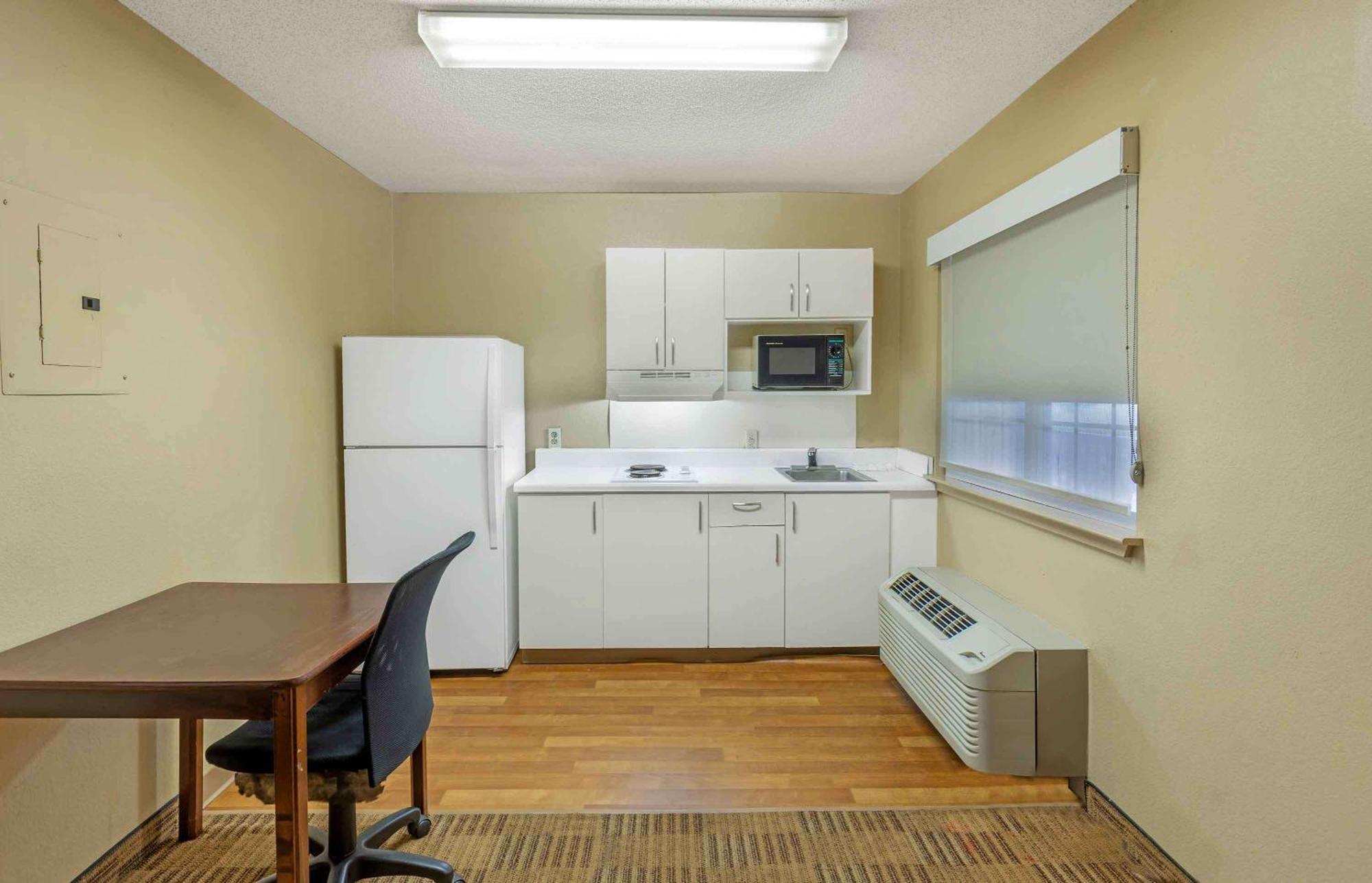 Extended Stay America Select Suites - Greensboro - Wendover Ave - Big Tree Way Extérieur photo