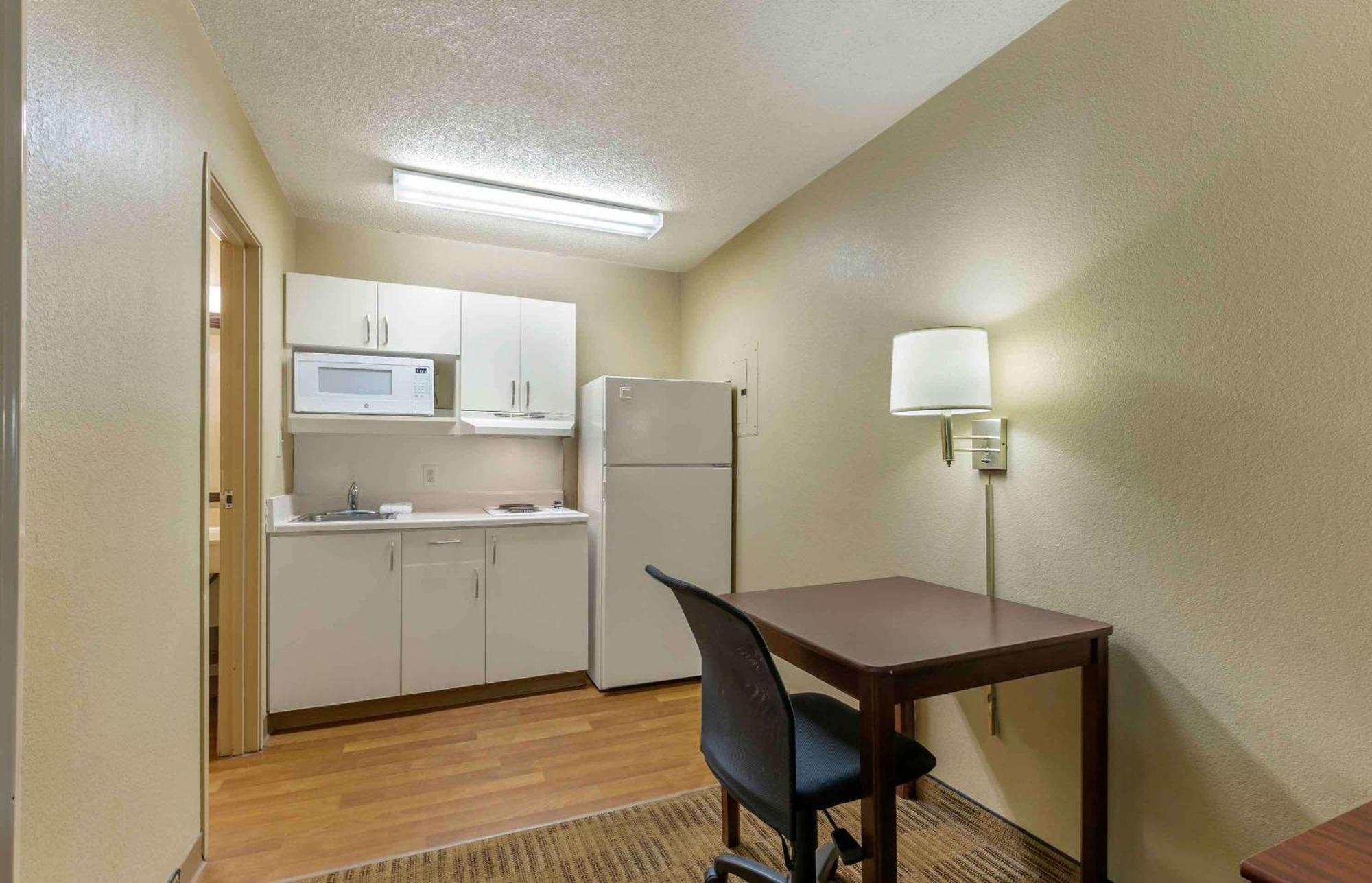 Extended Stay America Select Suites - Greensboro - Wendover Ave - Big Tree Way Extérieur photo