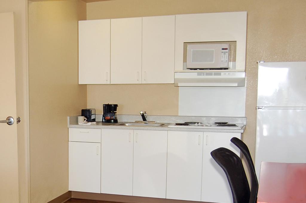 Extended Stay America Select Suites - Greensboro - Wendover Ave - Big Tree Way Extérieur photo