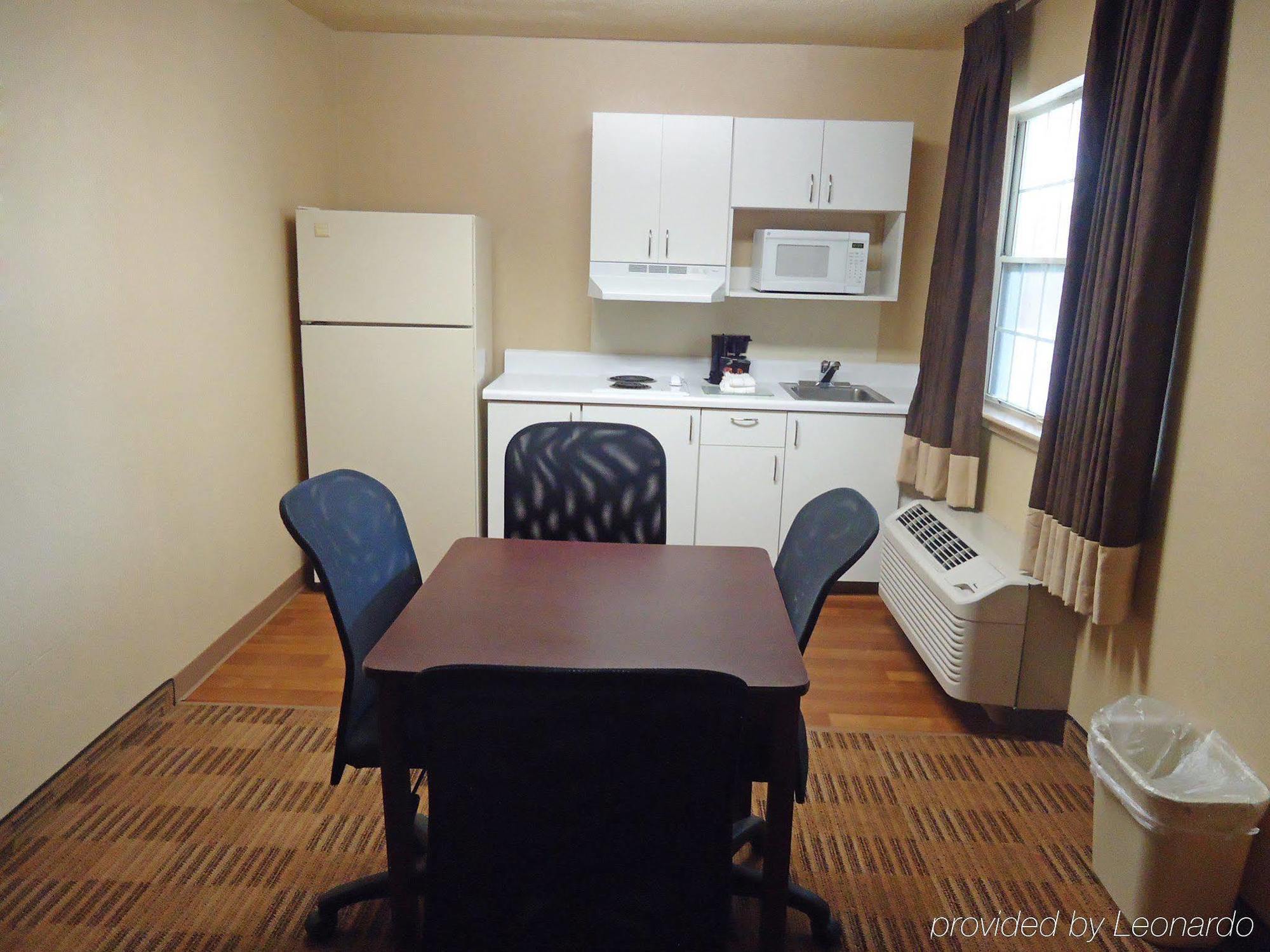 Extended Stay America Select Suites - Greensboro - Wendover Ave - Big Tree Way Extérieur photo